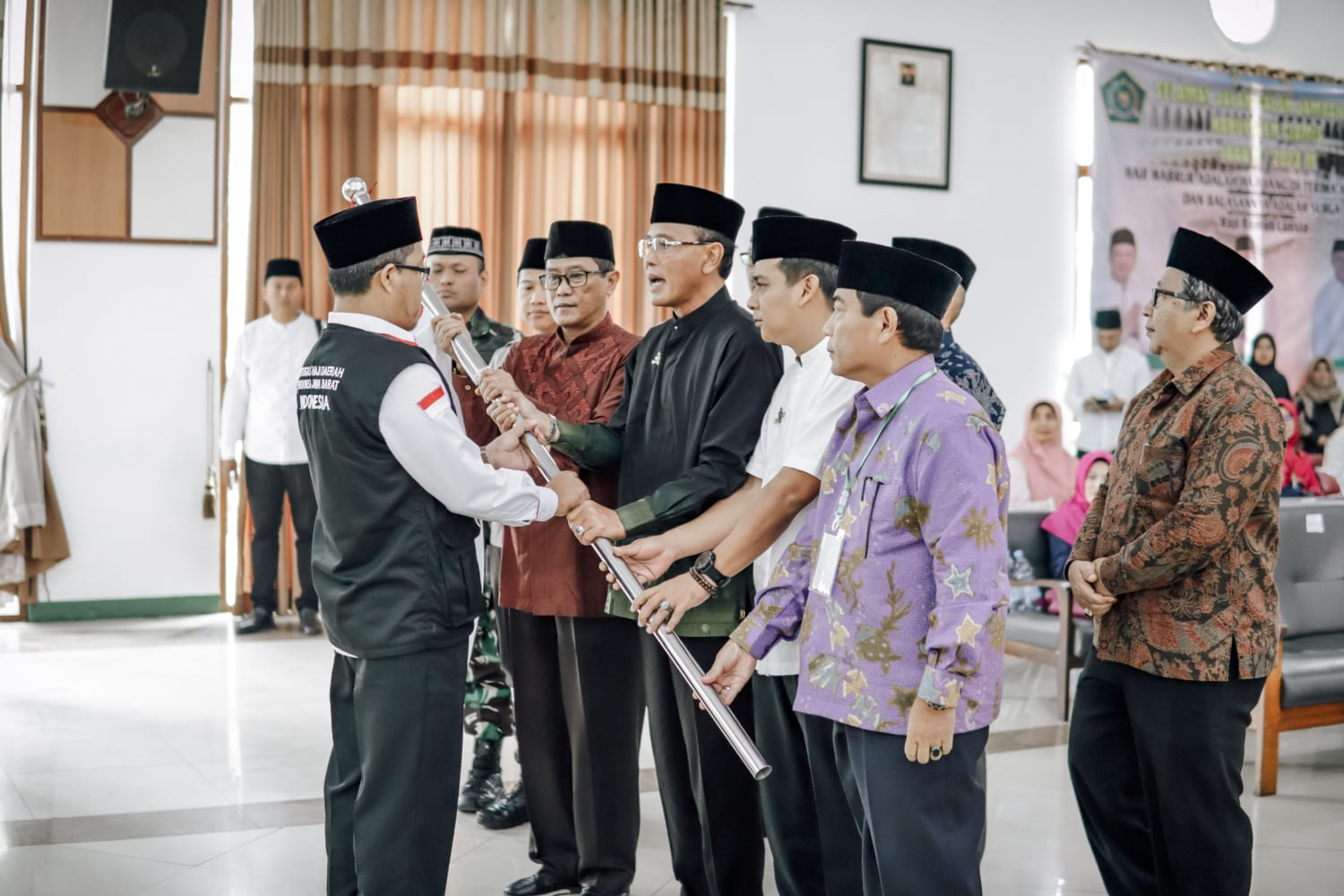 Lepas Jemaah Calon Haji Kloter Pertama Ciamis, Bupati Herdiat Titipkan 2 Hal Pada Jemaah